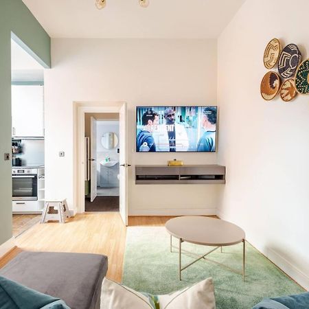 Stylish Flat In Central Location With Free Parking Swindon Bagian luar foto