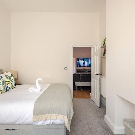Stylish Flat In Central Location With Free Parking Swindon Bagian luar foto