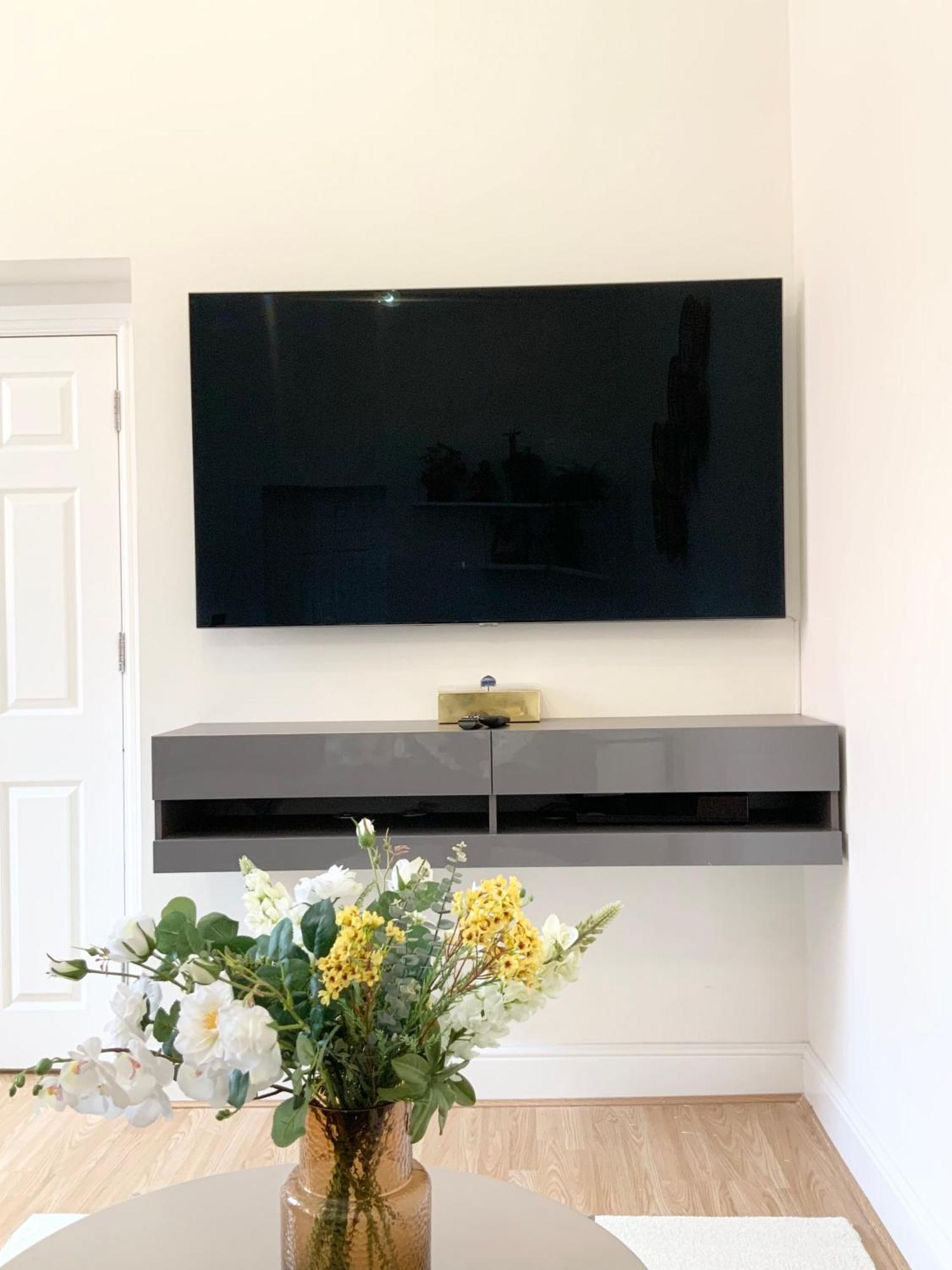 Stylish Flat In Central Location With Free Parking Swindon Bagian luar foto