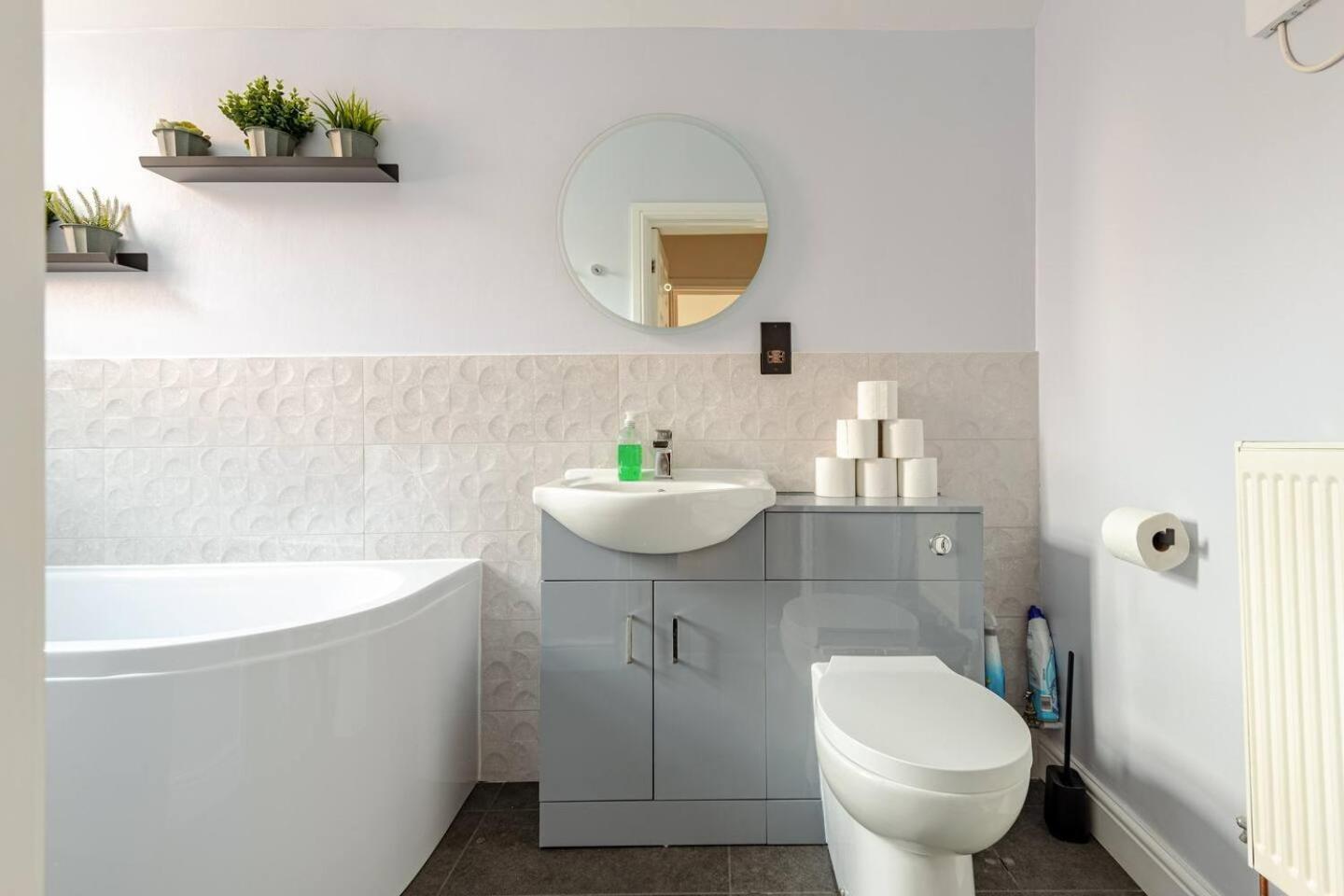 Stylish Flat In Central Location With Free Parking Swindon Bagian luar foto