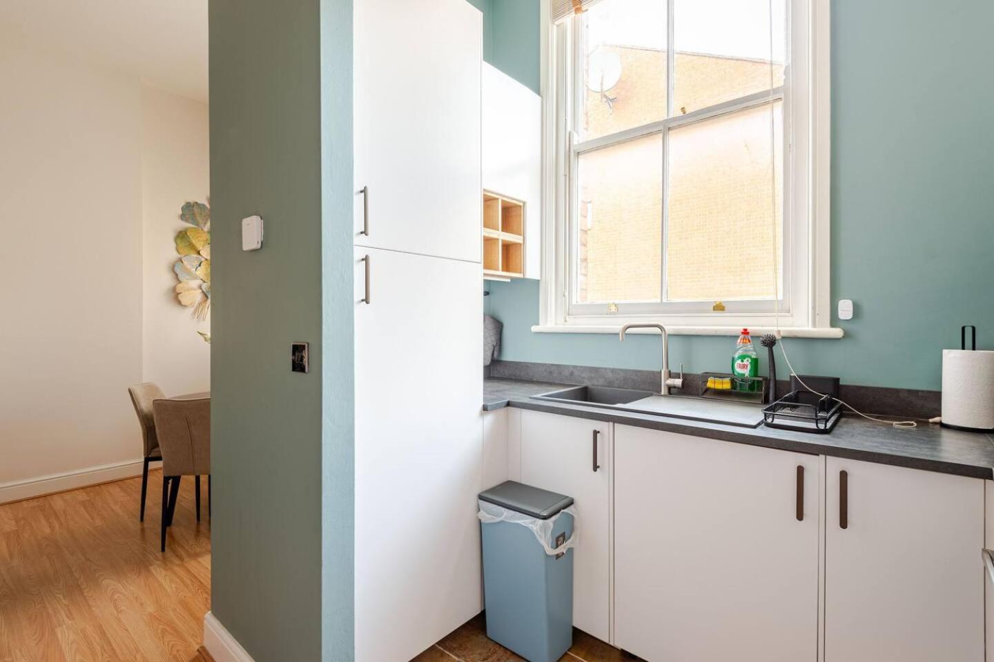 Stylish Flat In Central Location With Free Parking Swindon Bagian luar foto