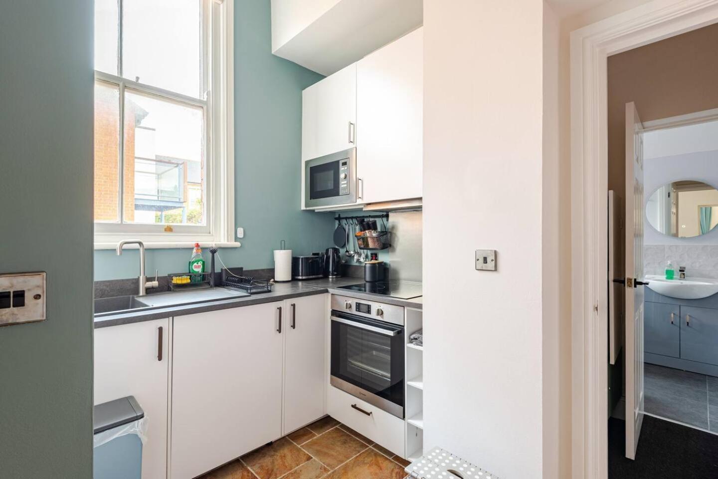 Stylish Flat In Central Location With Free Parking Swindon Bagian luar foto