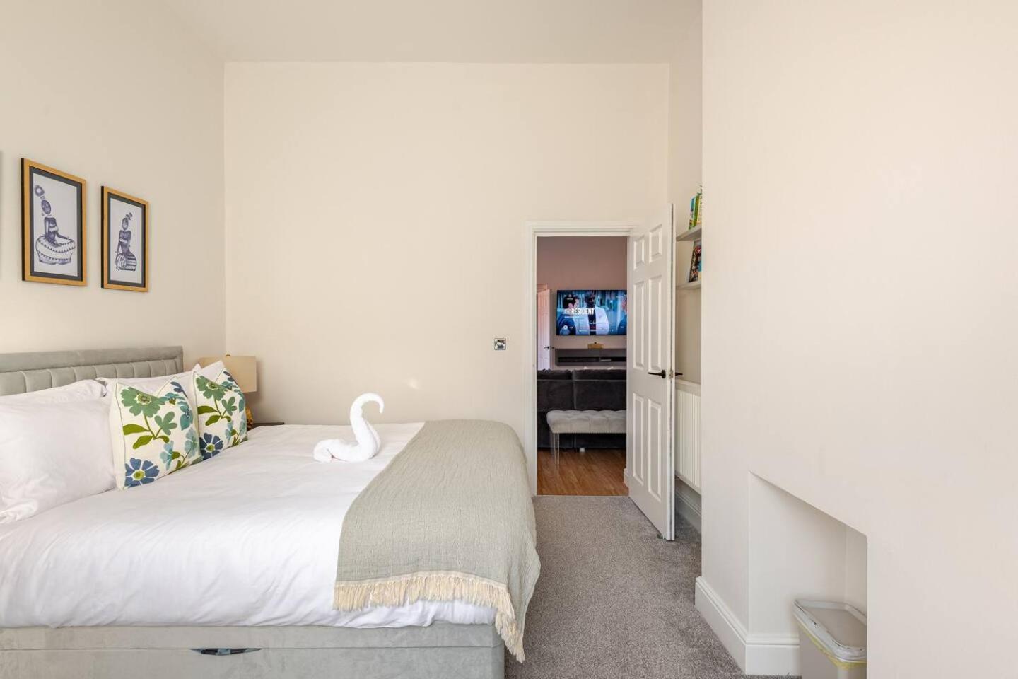 Stylish Flat In Central Location With Free Parking Swindon Bagian luar foto