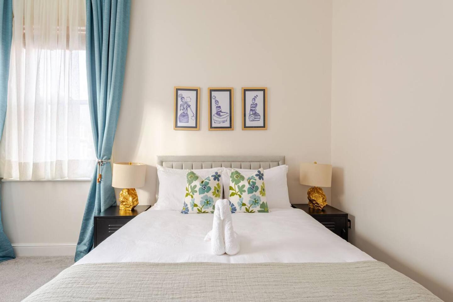 Stylish Flat In Central Location With Free Parking Swindon Bagian luar foto