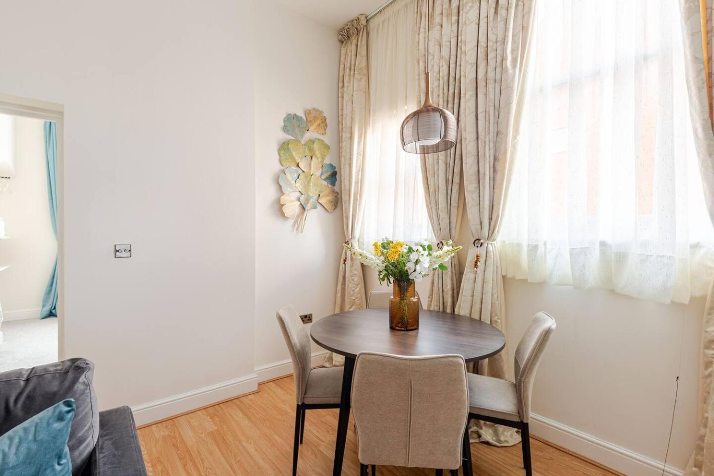 Stylish Flat In Central Location With Free Parking Swindon Bagian luar foto