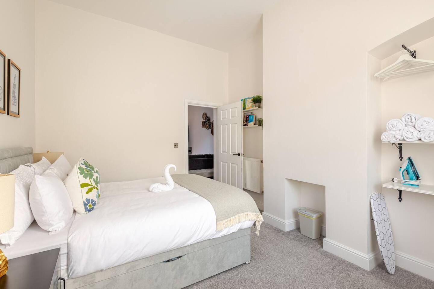 Stylish Flat In Central Location With Free Parking Swindon Bagian luar foto