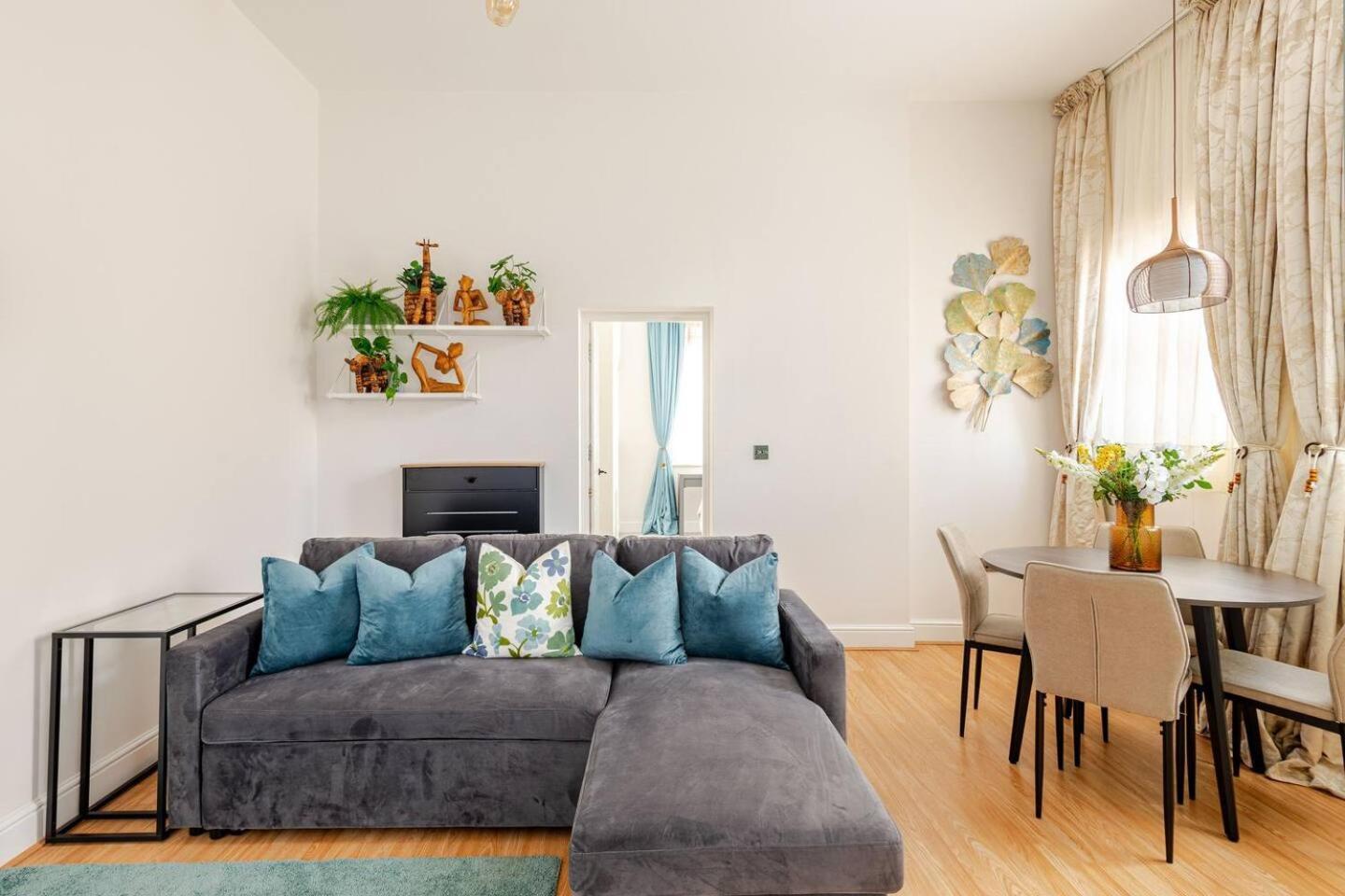 Stylish Flat In Central Location With Free Parking Swindon Bagian luar foto