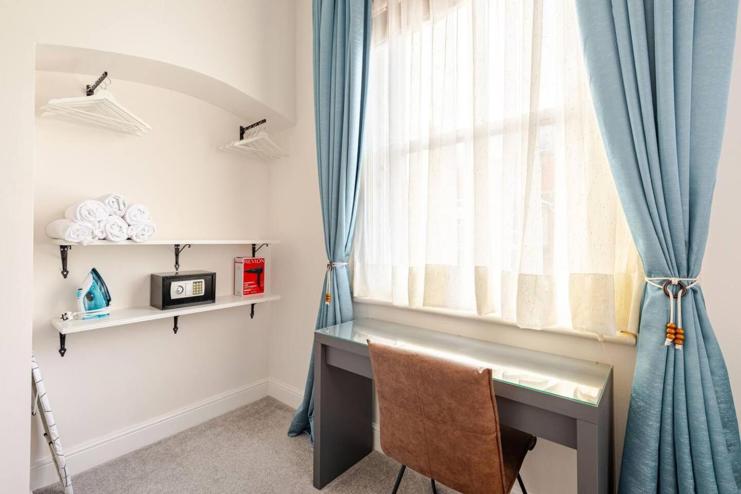 Stylish Flat In Central Location With Free Parking Swindon Bagian luar foto