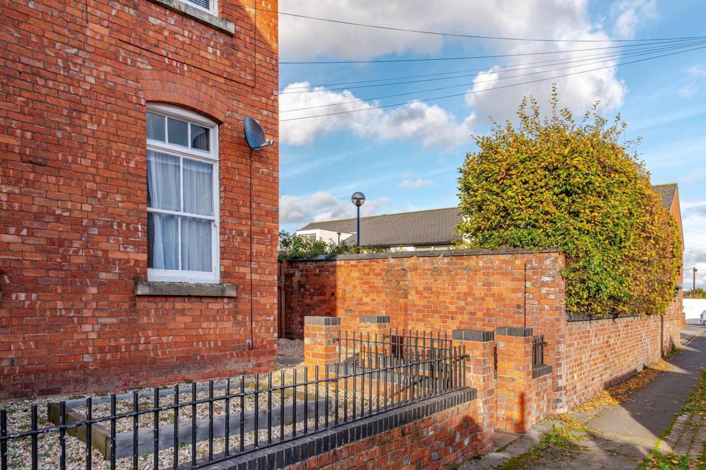 Stylish Flat In Central Location With Free Parking Swindon Bagian luar foto