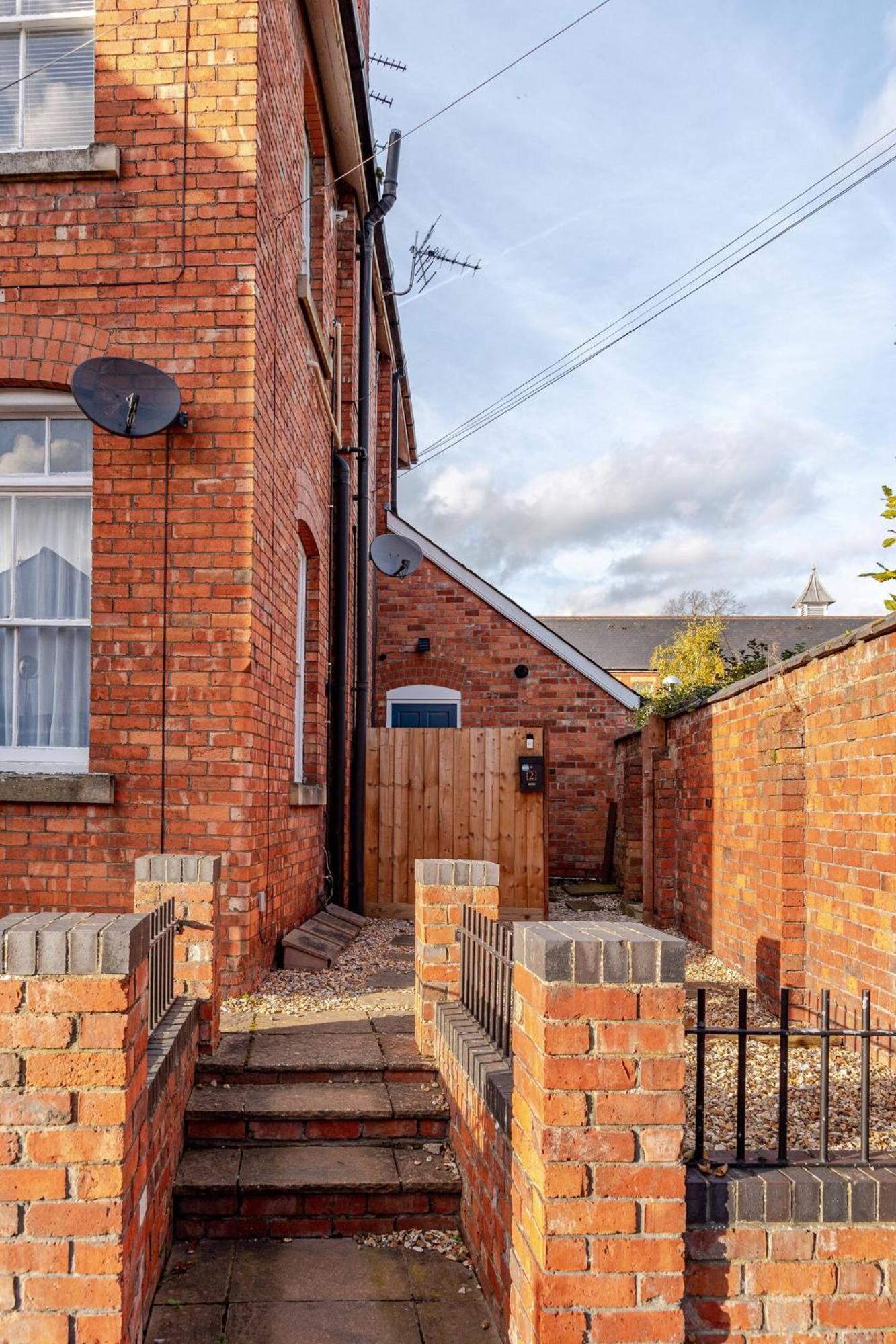 Stylish Flat In Central Location With Free Parking Swindon Bagian luar foto