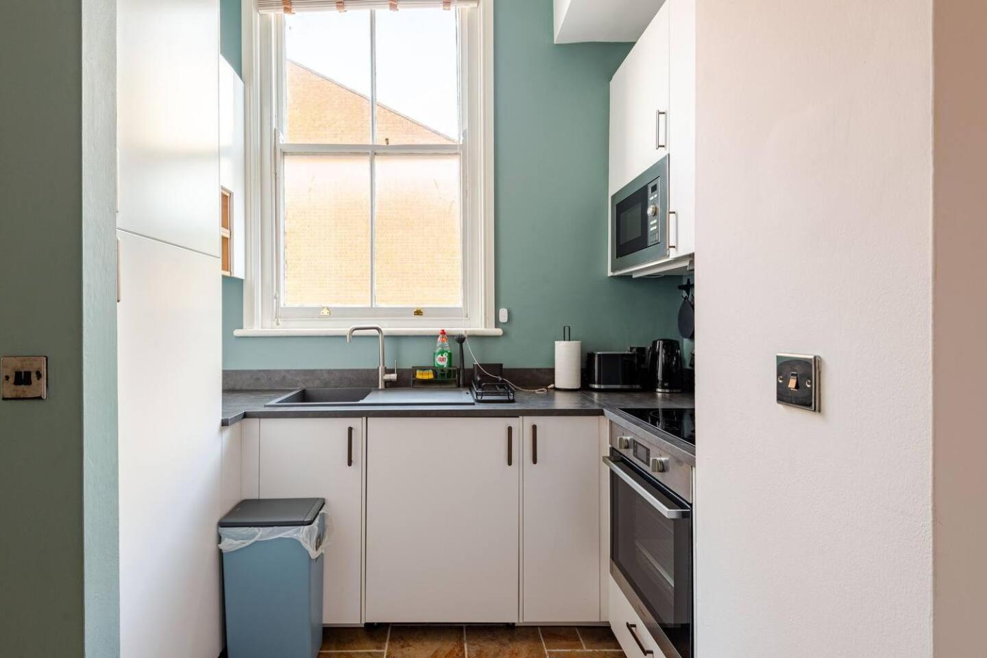Stylish Flat In Central Location With Free Parking Swindon Bagian luar foto