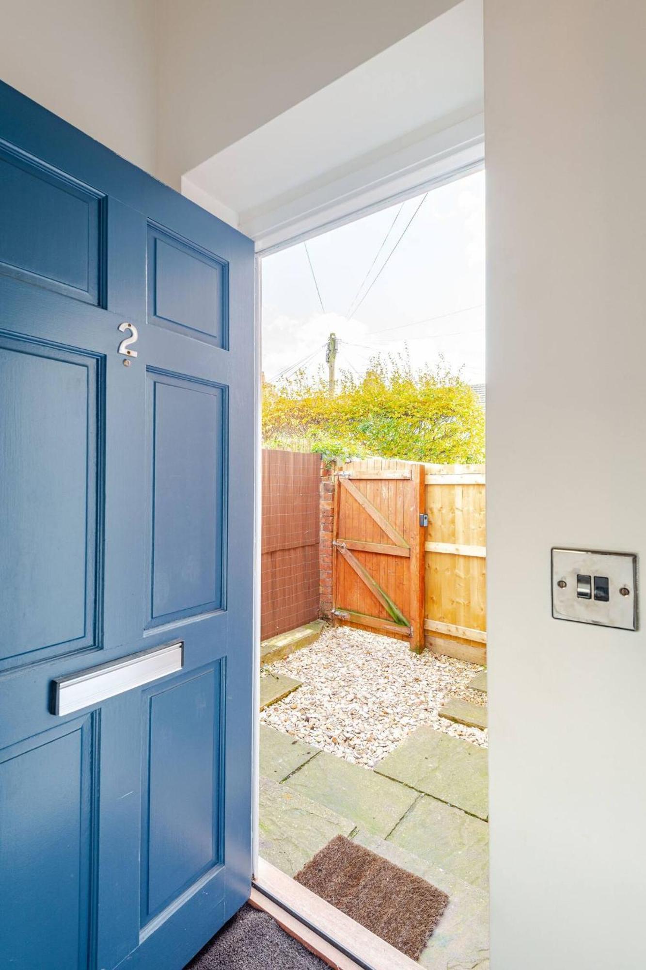 Stylish Flat In Central Location With Free Parking Swindon Bagian luar foto