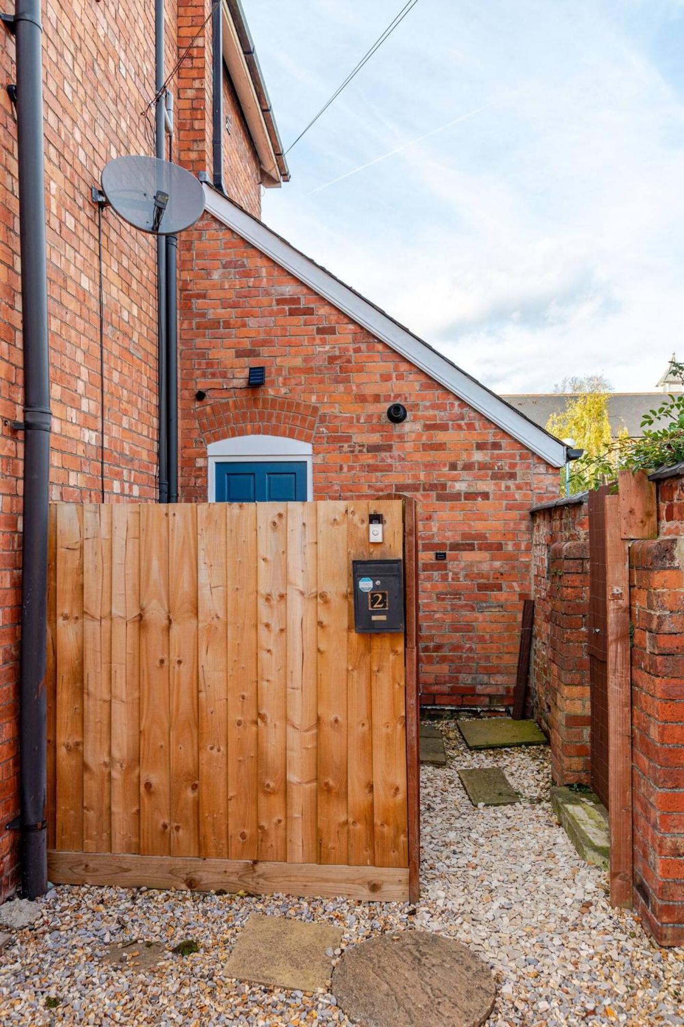 Stylish Flat In Central Location With Free Parking Swindon Bagian luar foto