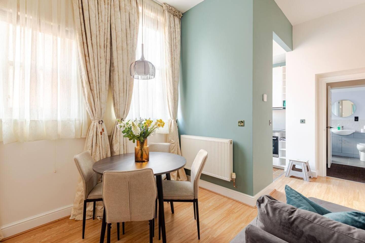 Stylish Flat In Central Location With Free Parking Swindon Bagian luar foto